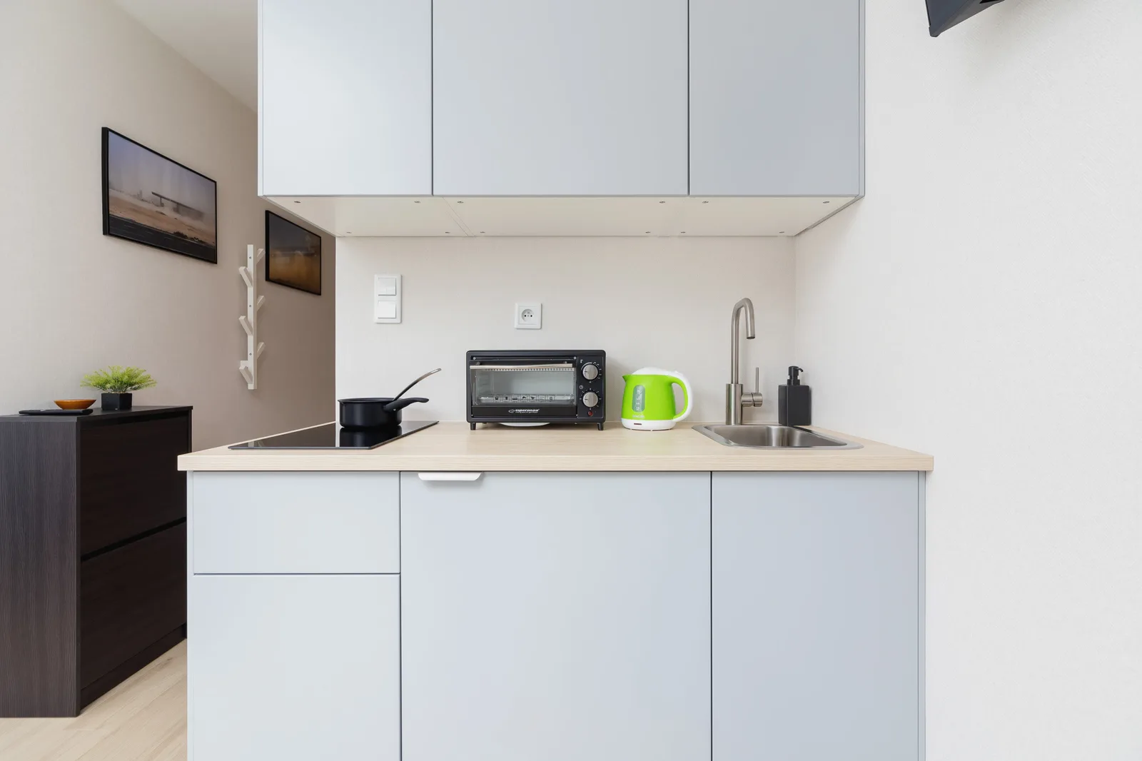 Fully equipped kitchenette
